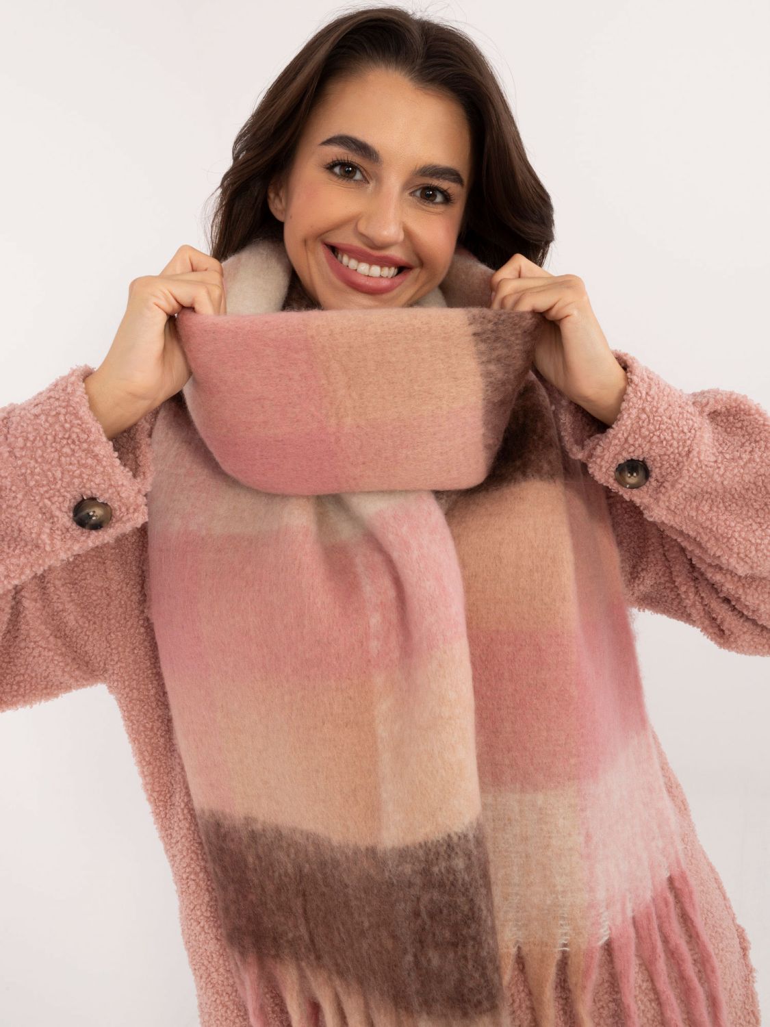 Eleganten šal v temno roza barvi