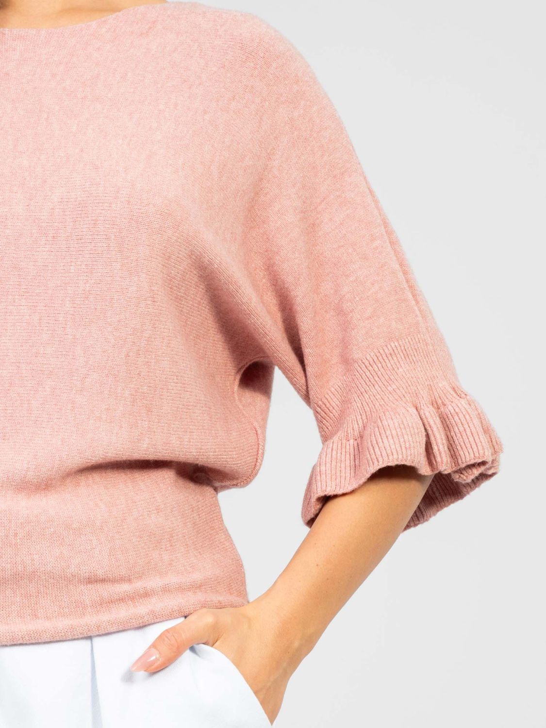 Eleganten roza pulover s 3/4 rokavi in volanom