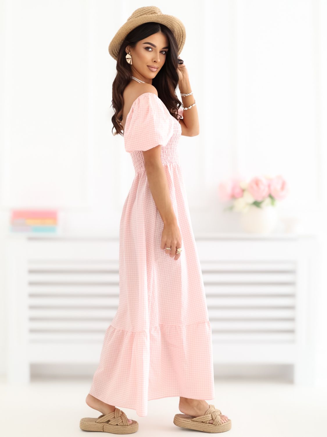 Oranžna midi obleka s karo vzorcem in volanom