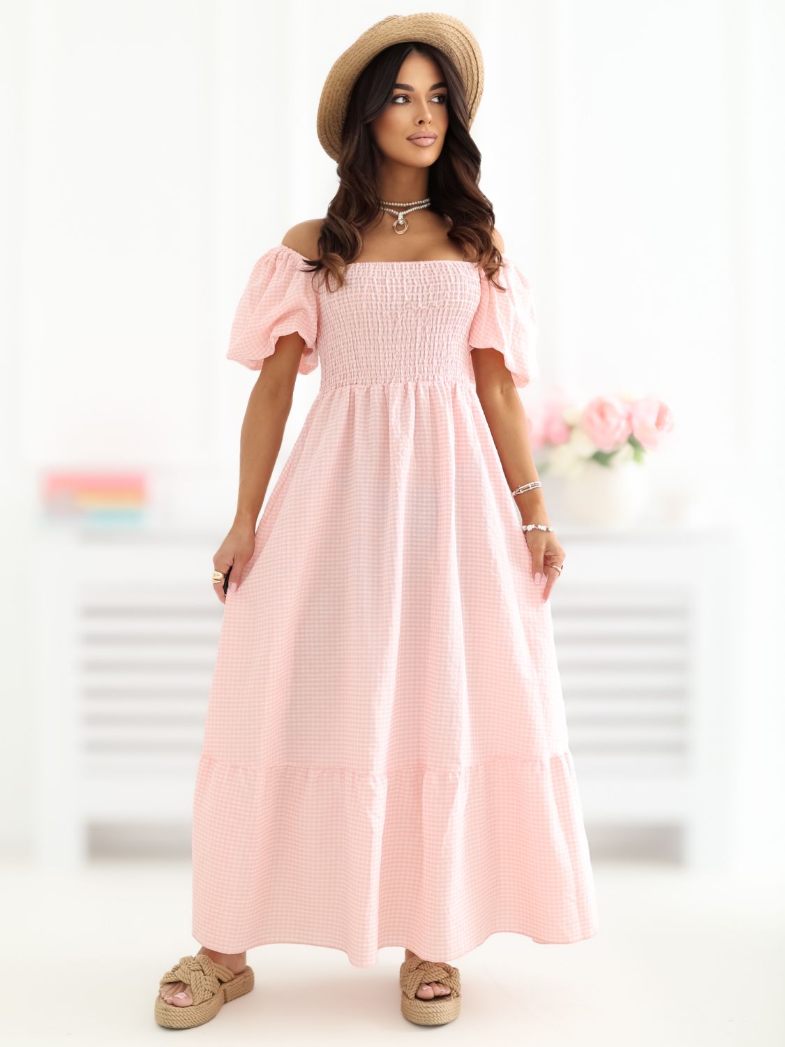 Oranžna midi obleka s karo vzorcem in volanom