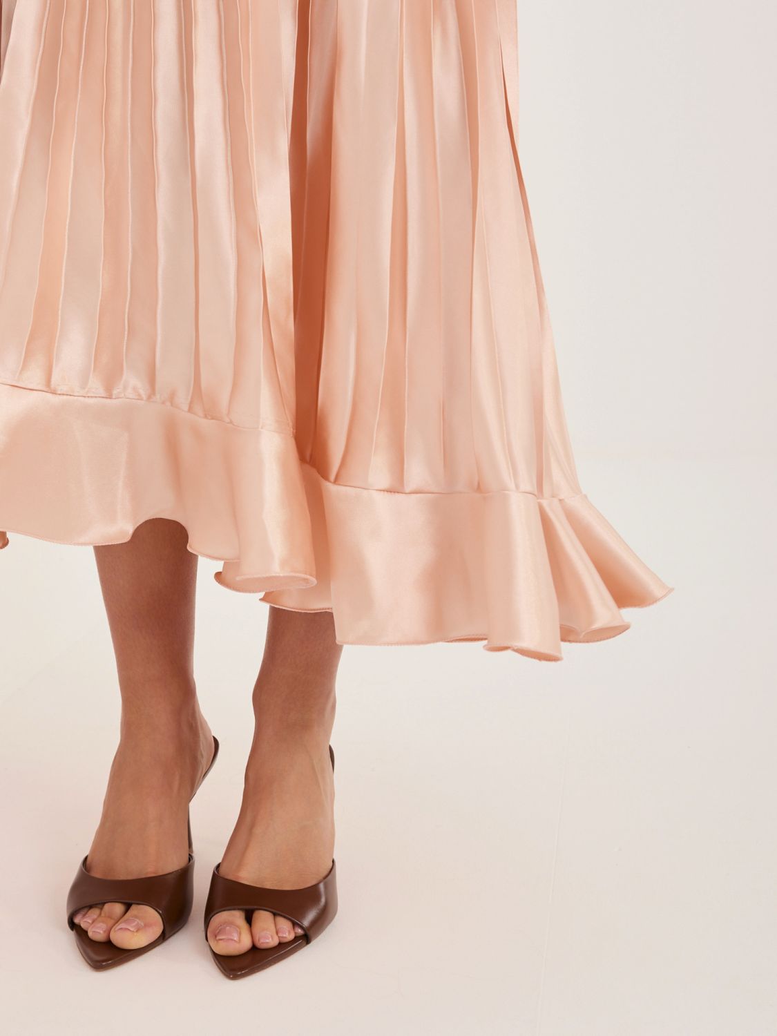 Koktajl midi obleka z volanom in zavezovanjem