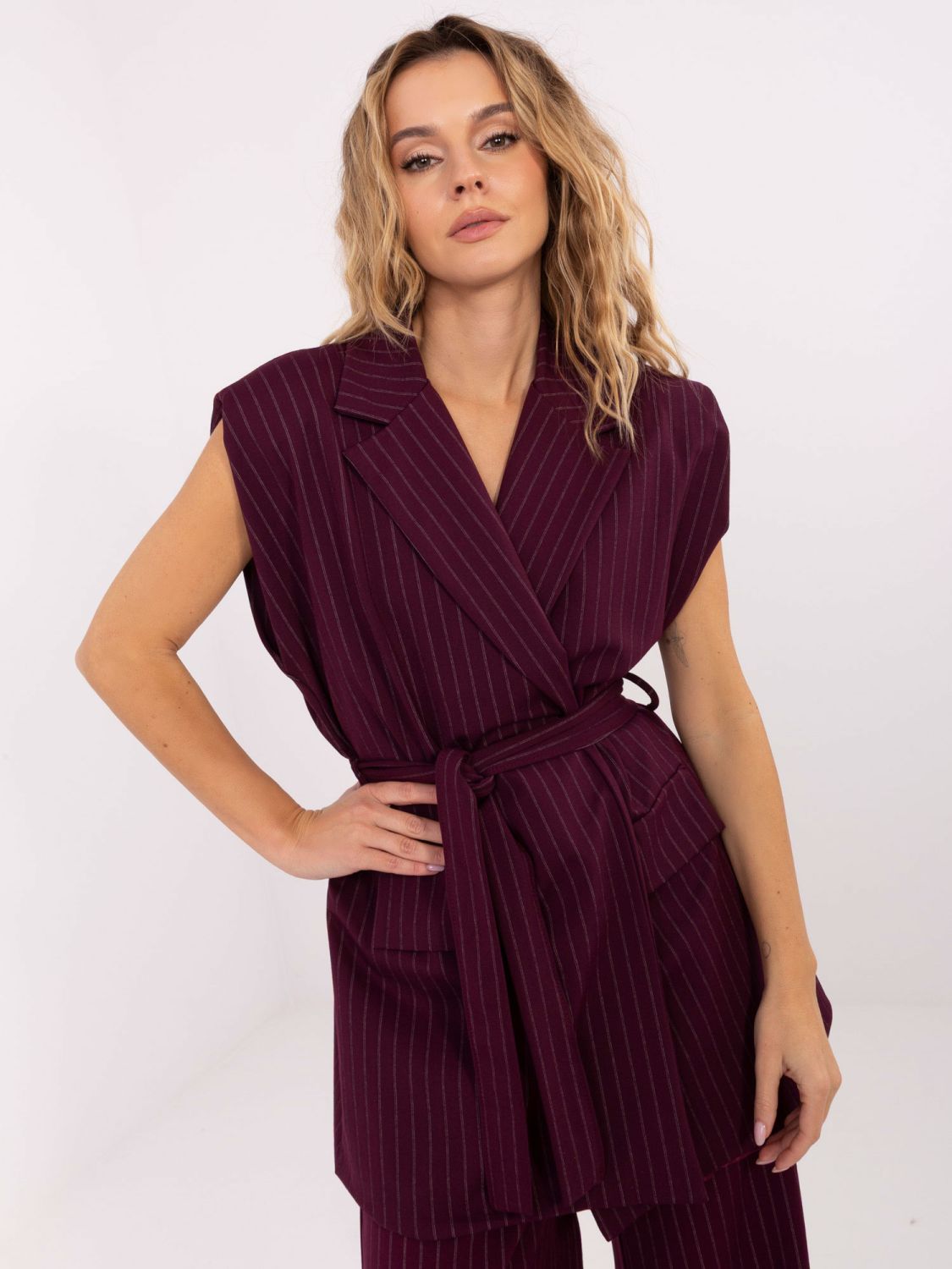 Elegantni bordo telovnik s pasom in črtastim vzorcem