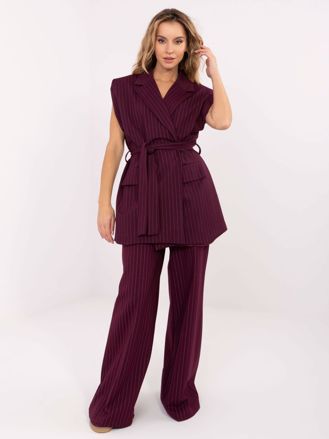 Elegantni bordo telovnik s pasom in črtastim vzorcem