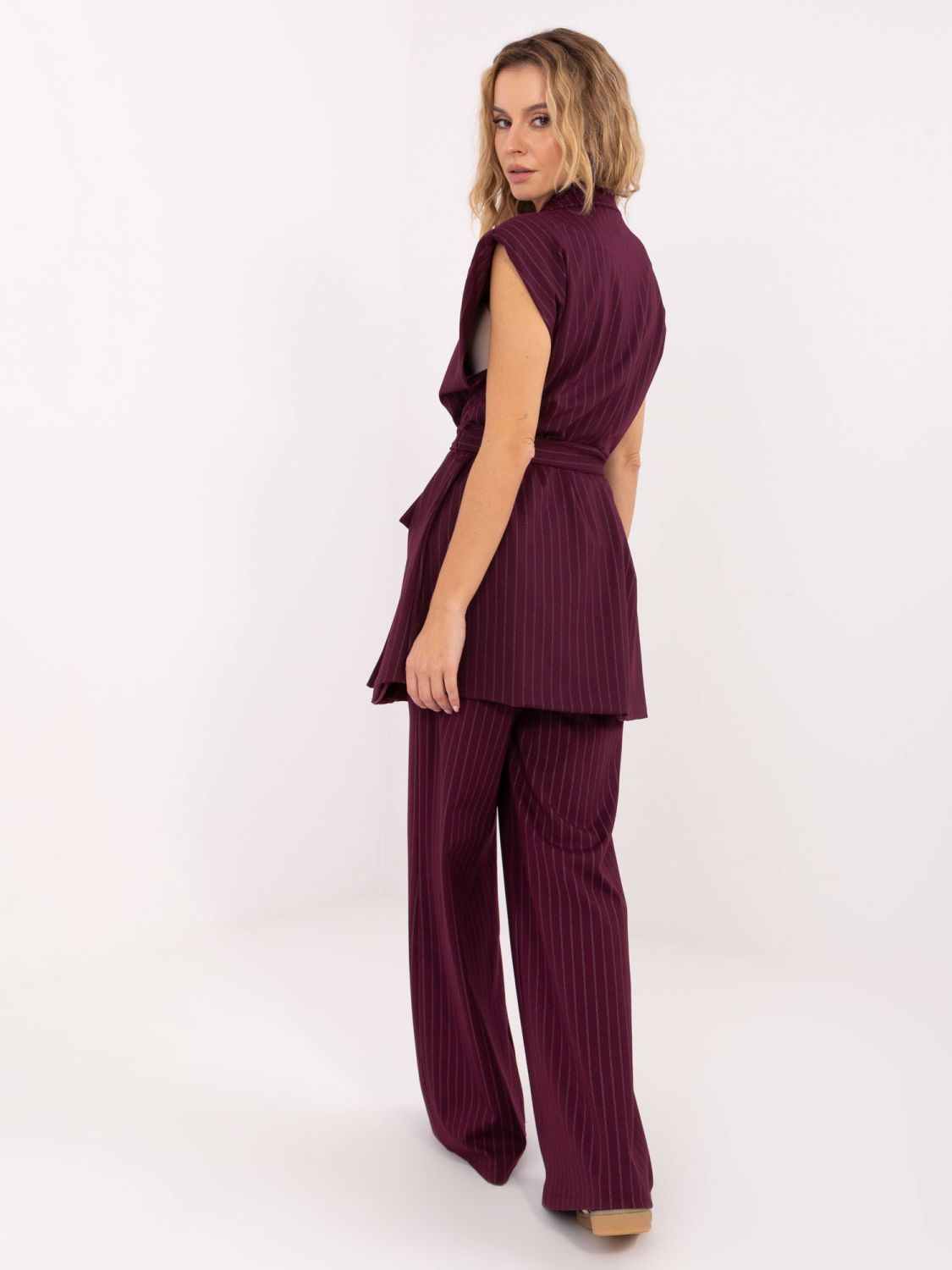 Elegantni bordo telovnik s pasom in črtastim vzorcem