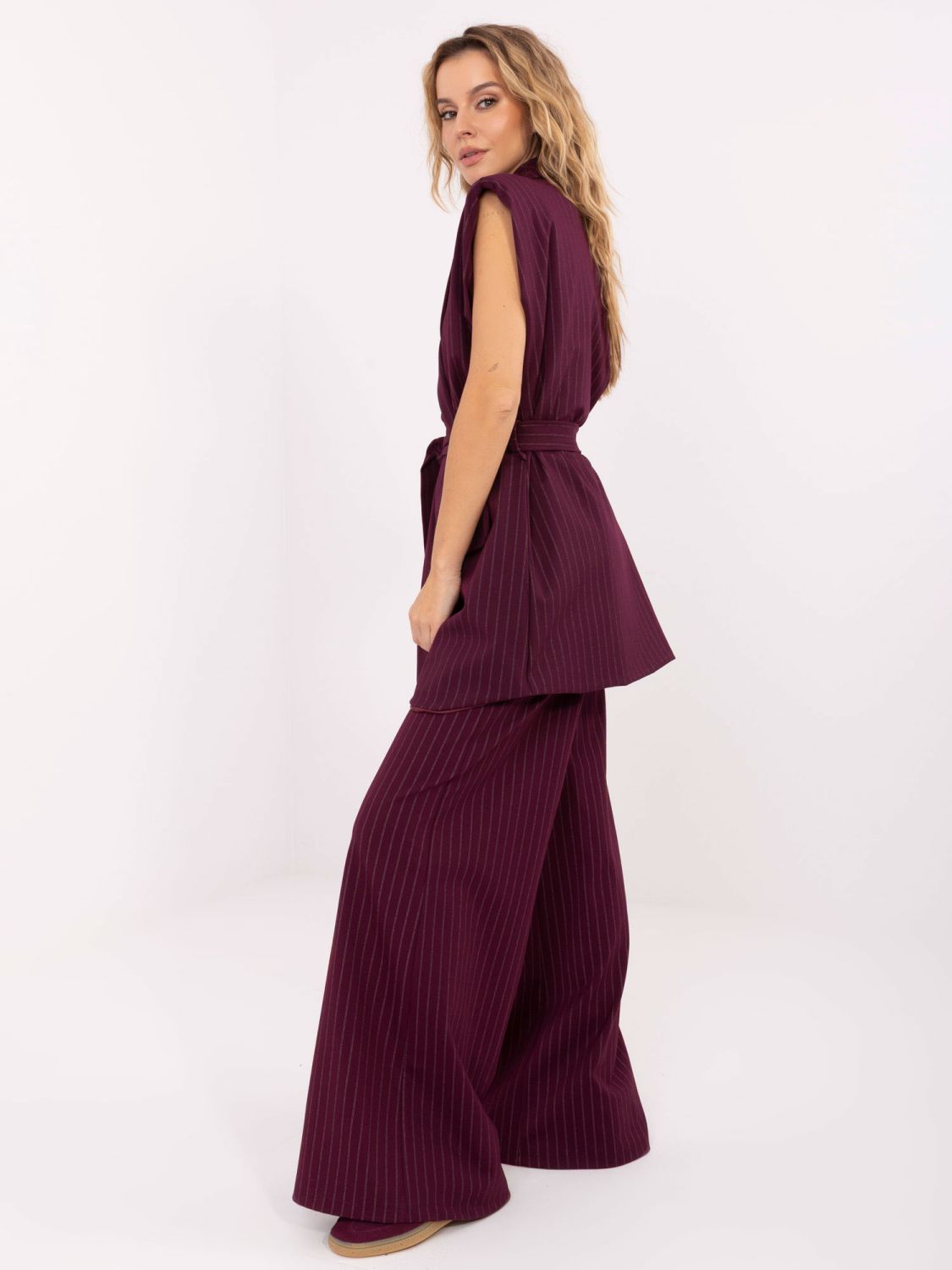 Elegantni bordo telovnik s pasom in črtastim vzorcem