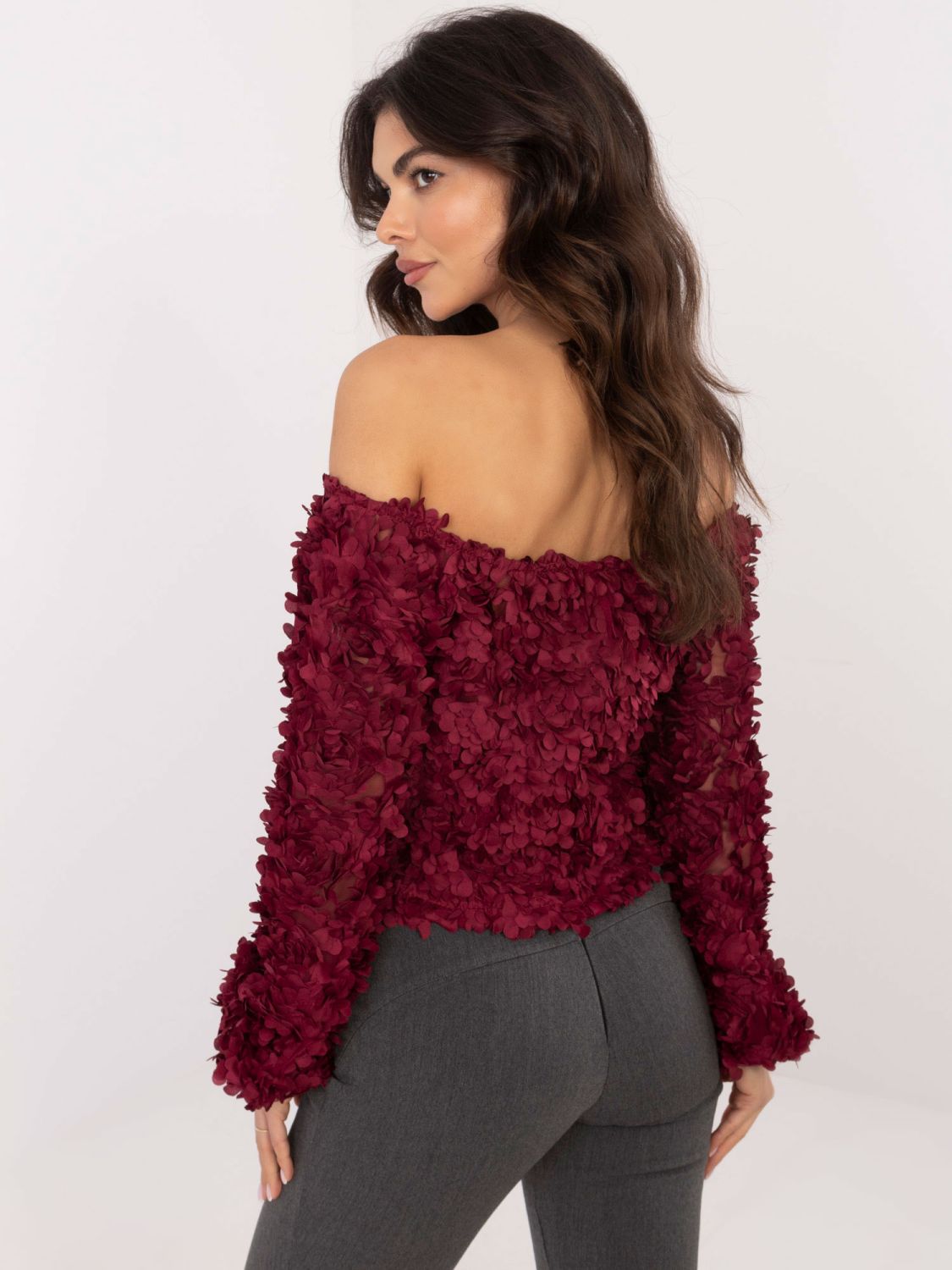 Elegantna bordo bluza z odprtimi rameni