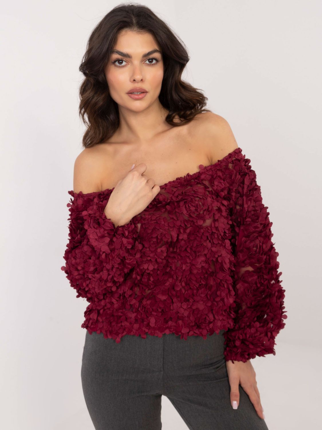 Elegantna bordo bluza z odprtimi rameni