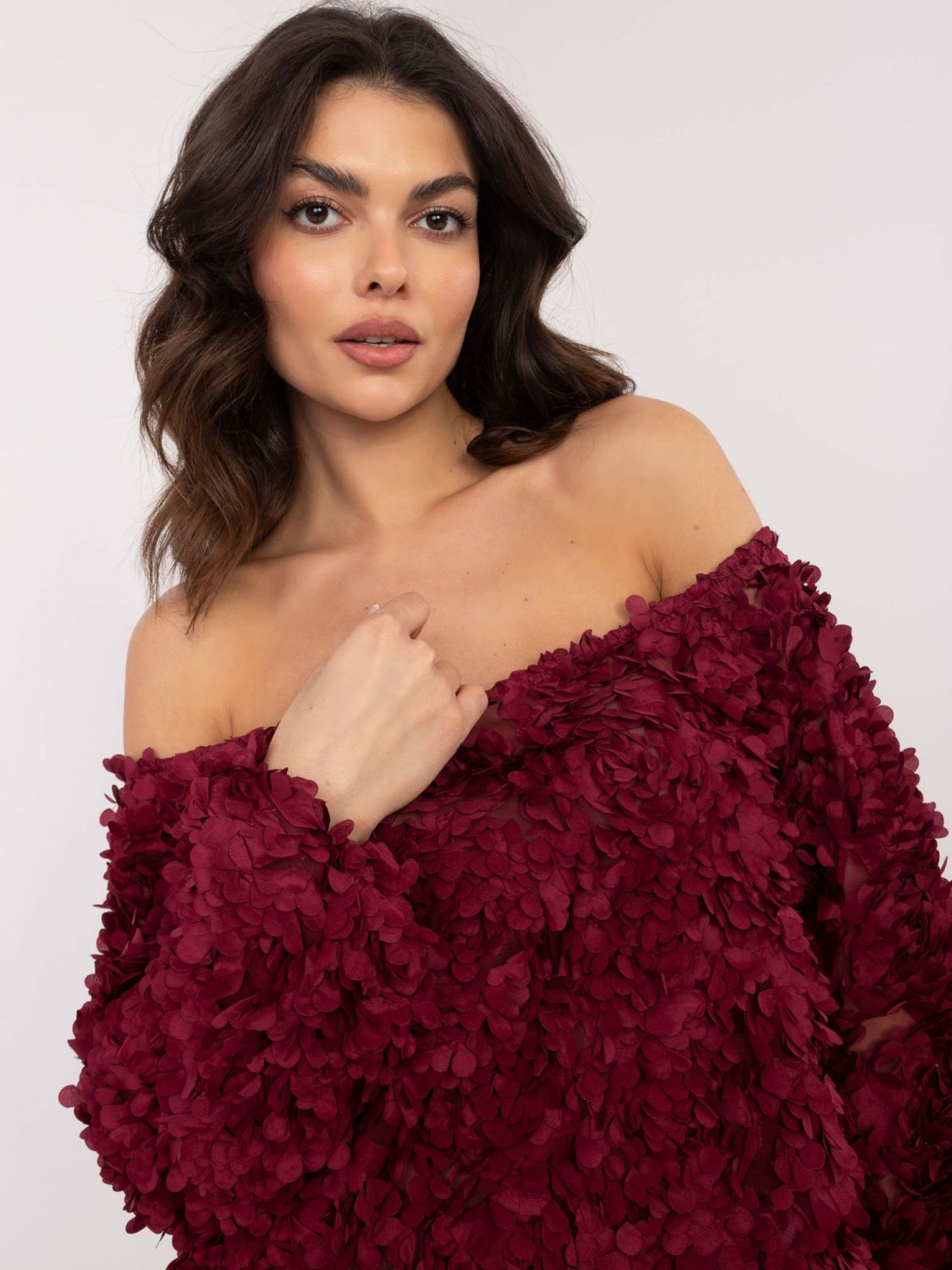 Elegantna bordo bluza z odprtimi rameni
