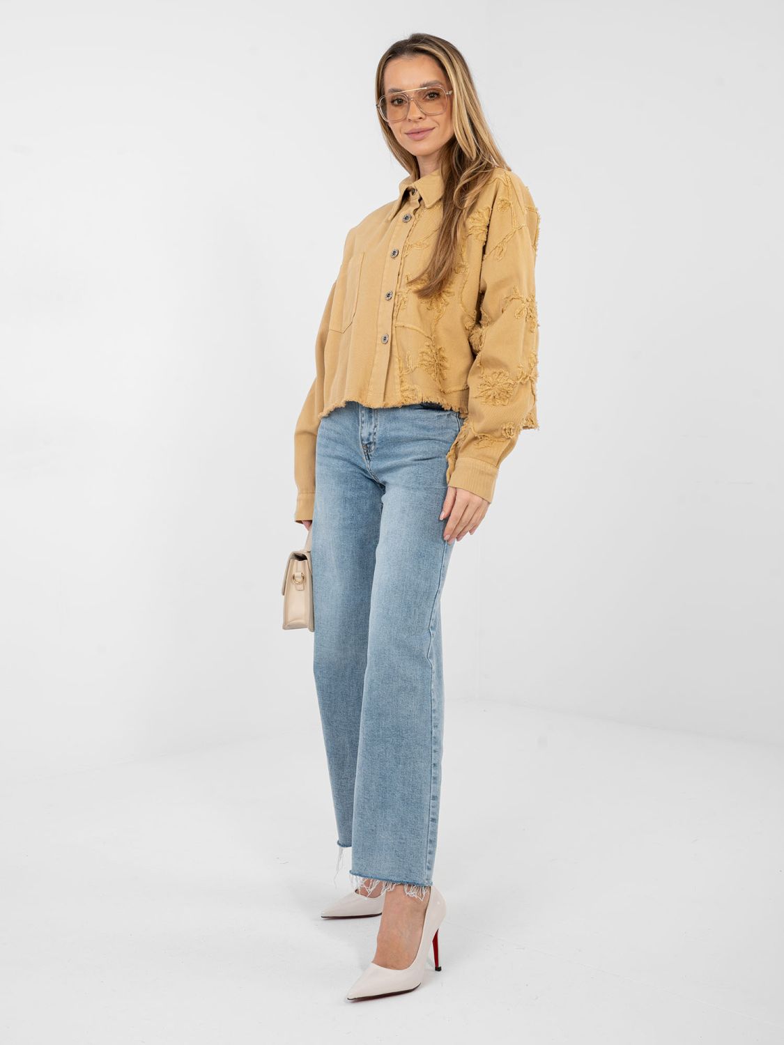 Kratka rjava jeans jakna s cvetlično aplikacijo