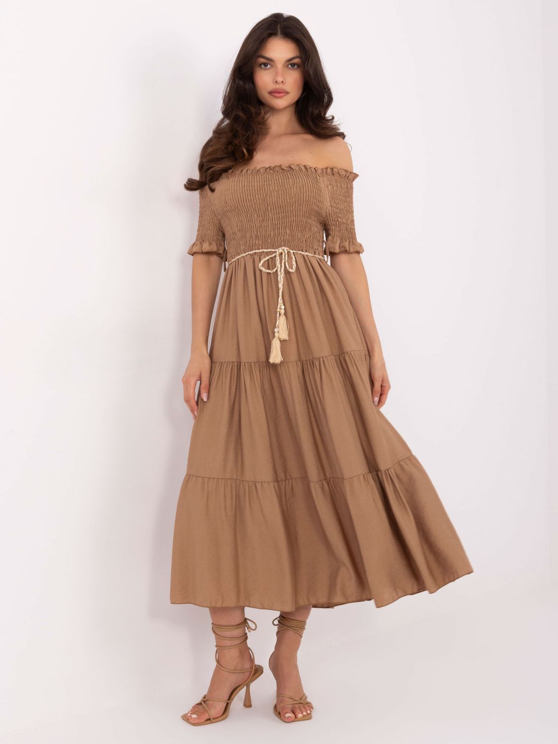 Elegantna razširjena obleka v camel barvi