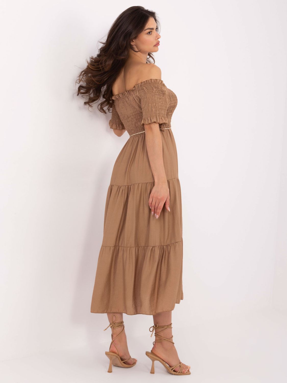 Elegantna razširjena obleka v camel barvi