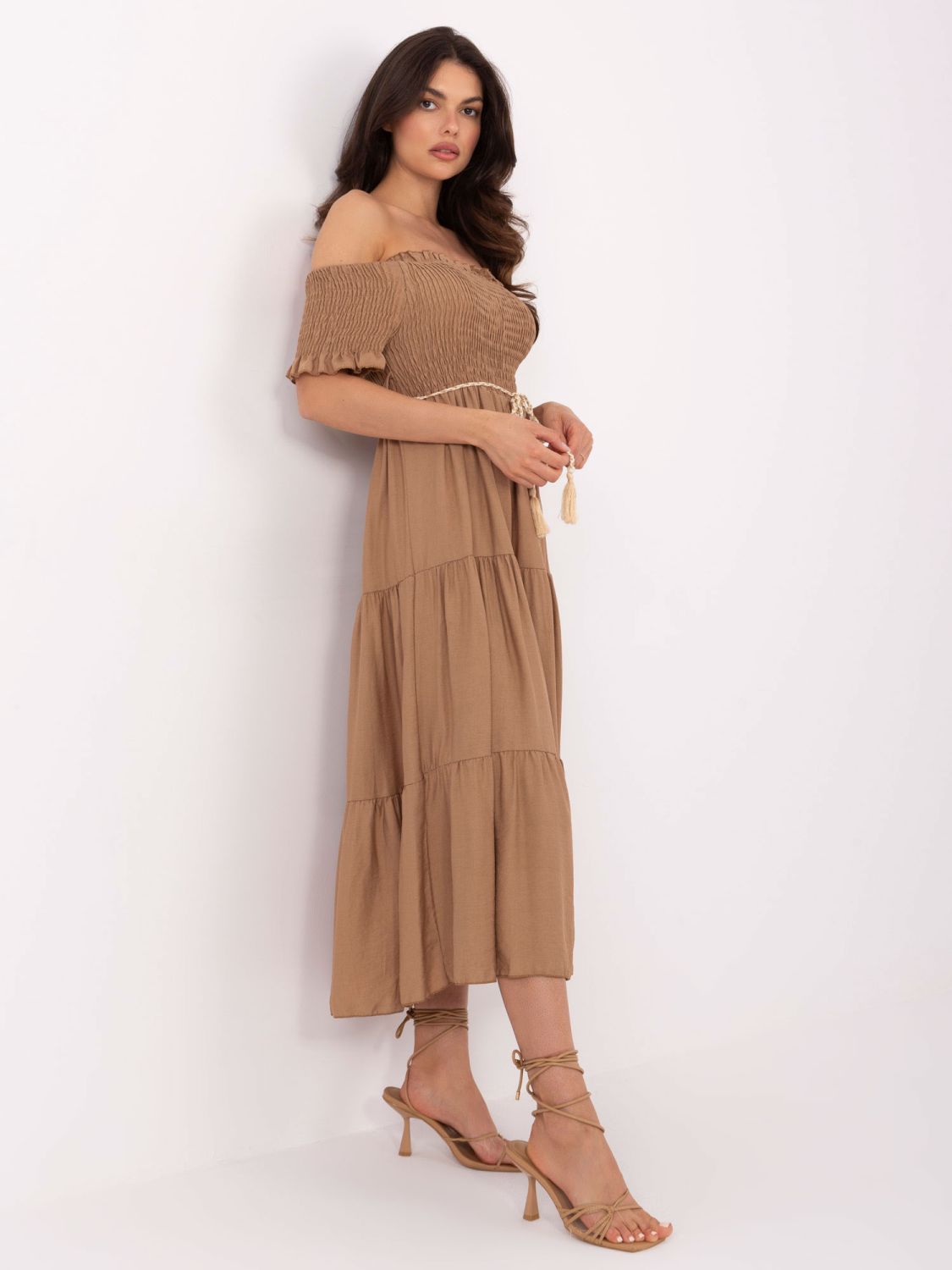 Elegantna razširjena obleka v camel barvi
