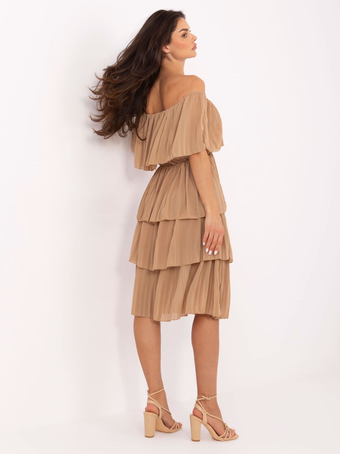 Elegantna razširjena obleka v camel barvi