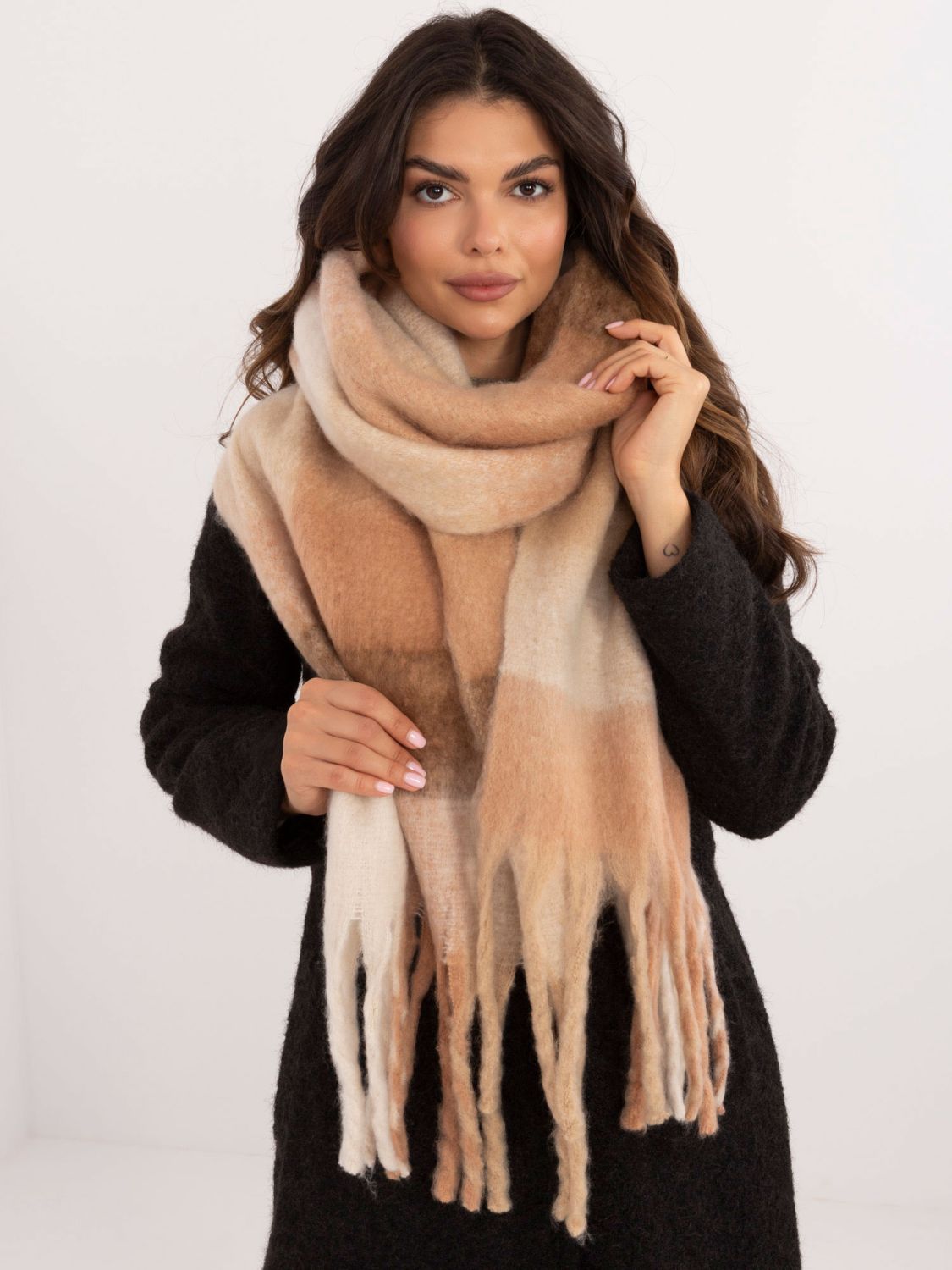 Rjav šal s karo vzorcem