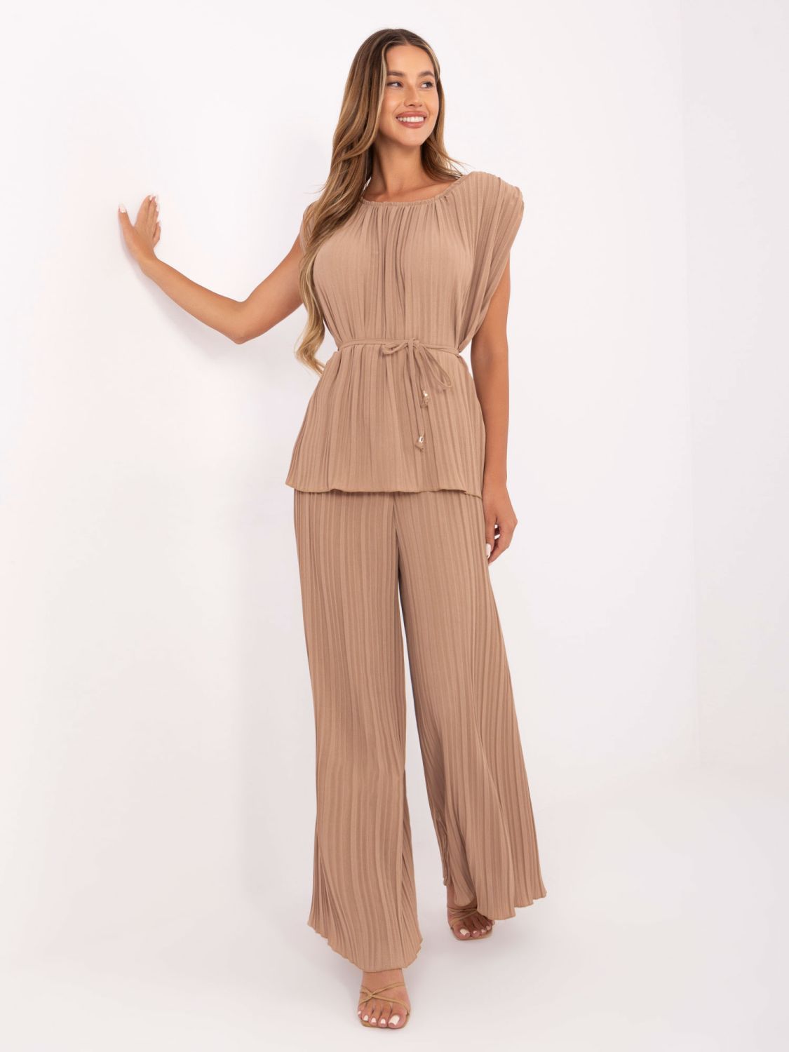 Eleganten komplet v camel barvi