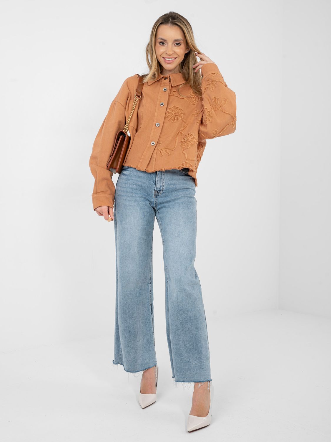 Kratka oranžna jeans jakna s cvetlično aplikacijo