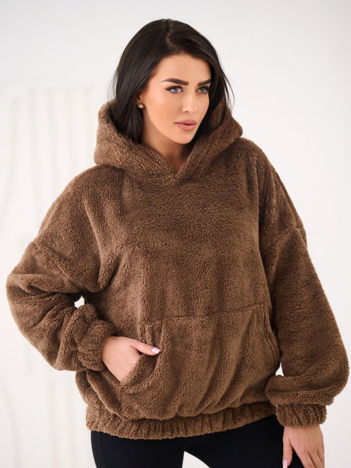 Bež pulover s kapuco in žepom