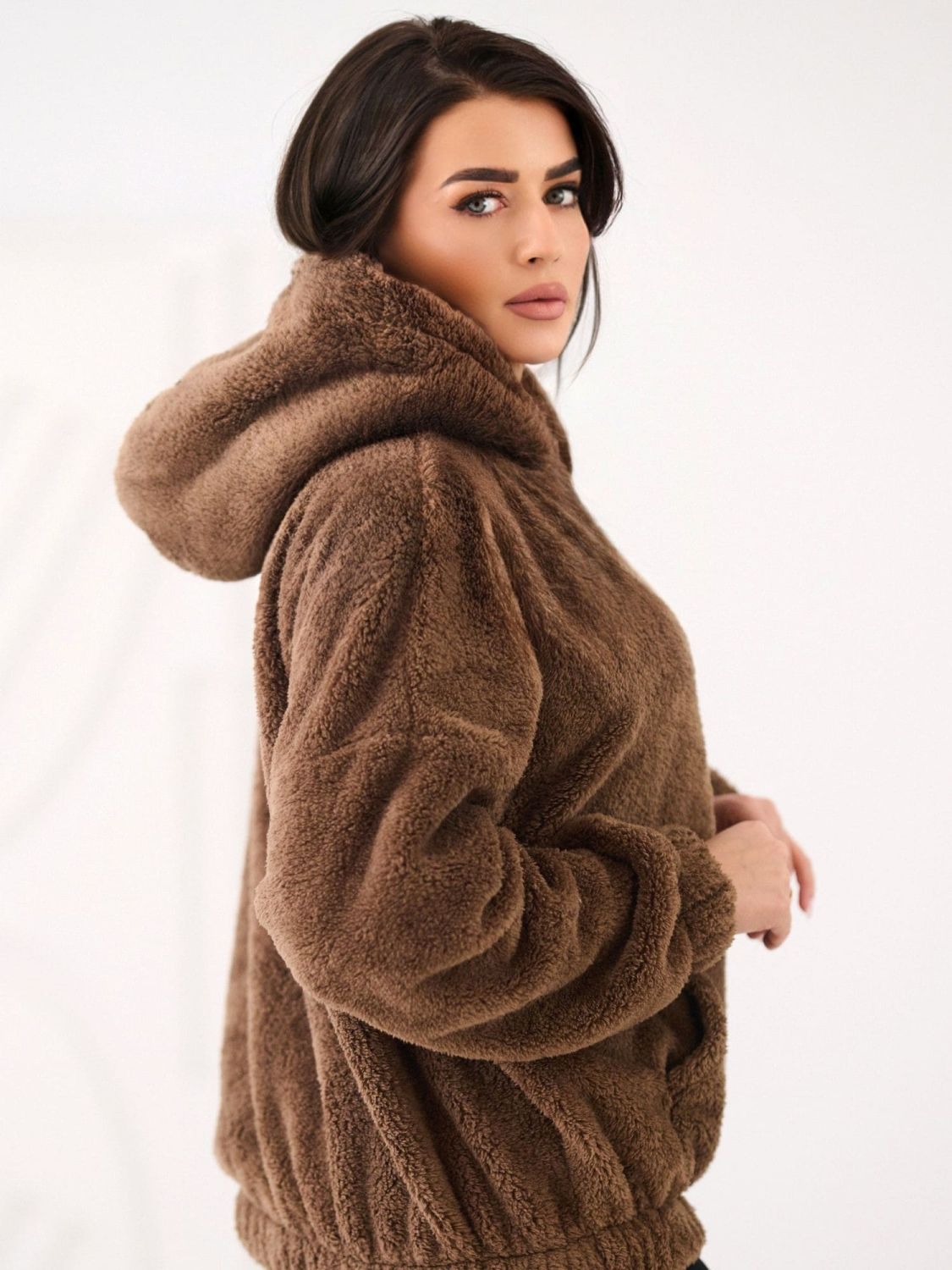 Bež pulover s kapuco in žepom