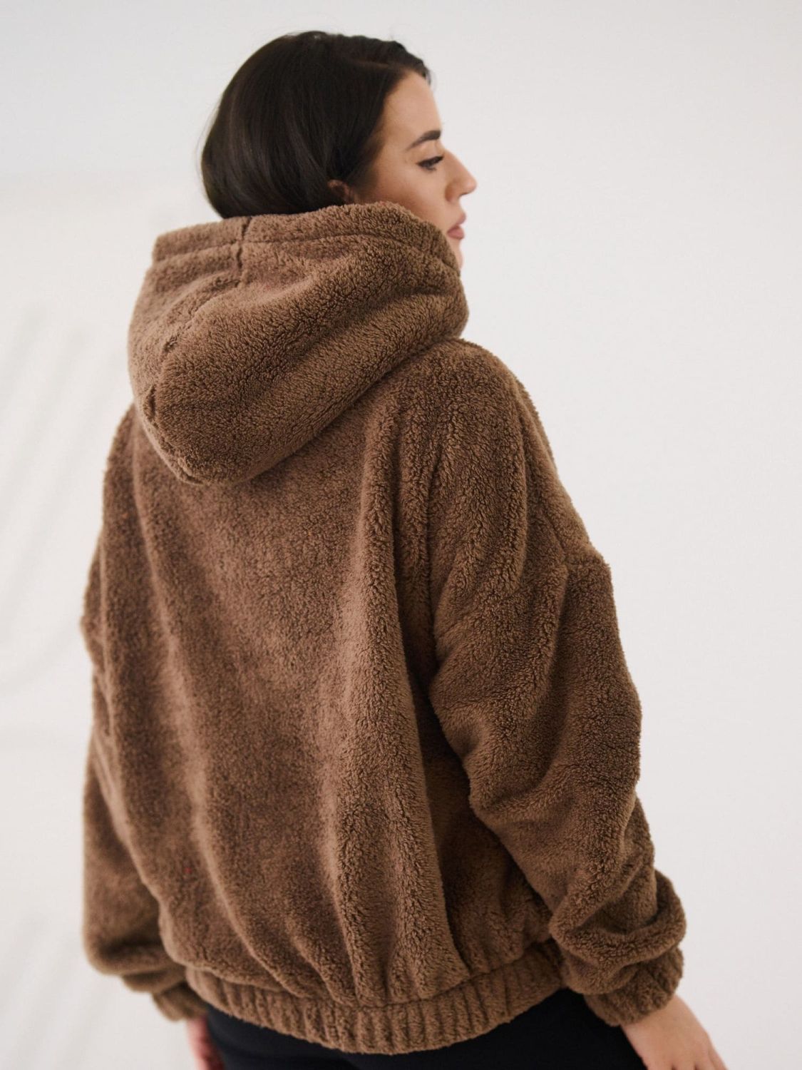 Bež pulover s kapuco in žepom