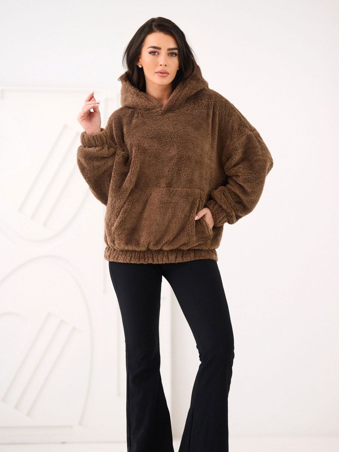 Bež pulover s kapuco in žepom