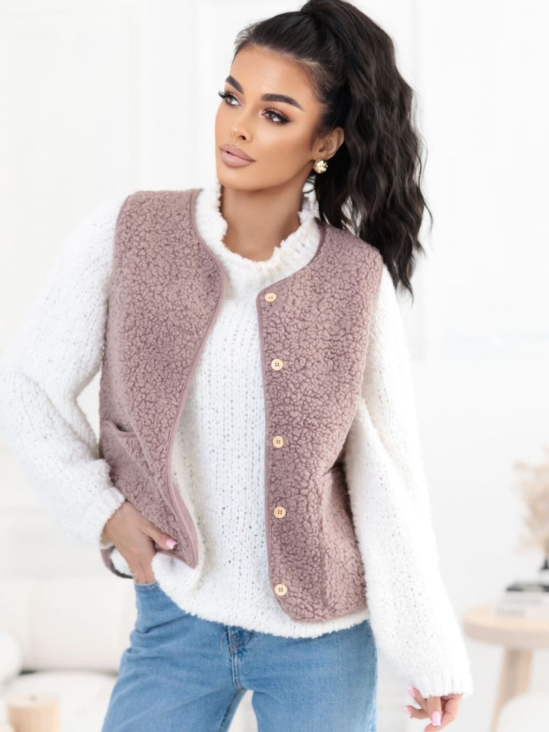 Bež telovnik iz umetnega krzna z gumbi