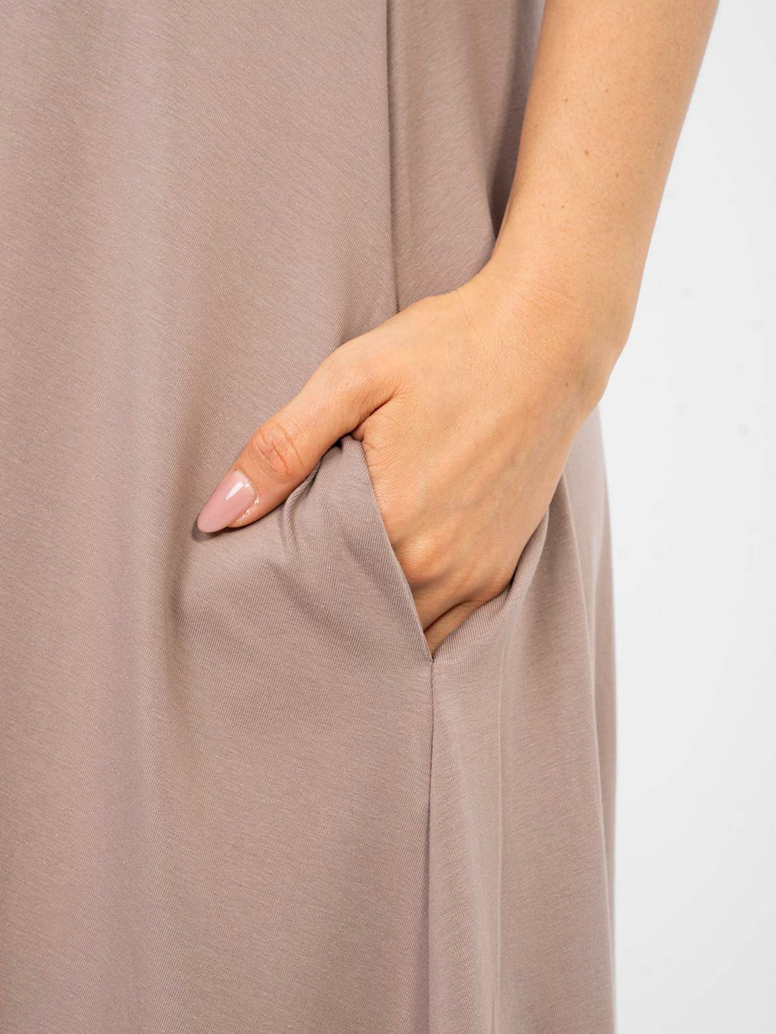 Bež maxi obleka z V-izrezom in žepi