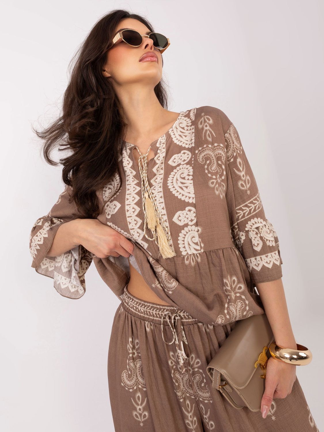 Bež komplet z vzorcem in zavezovanjem