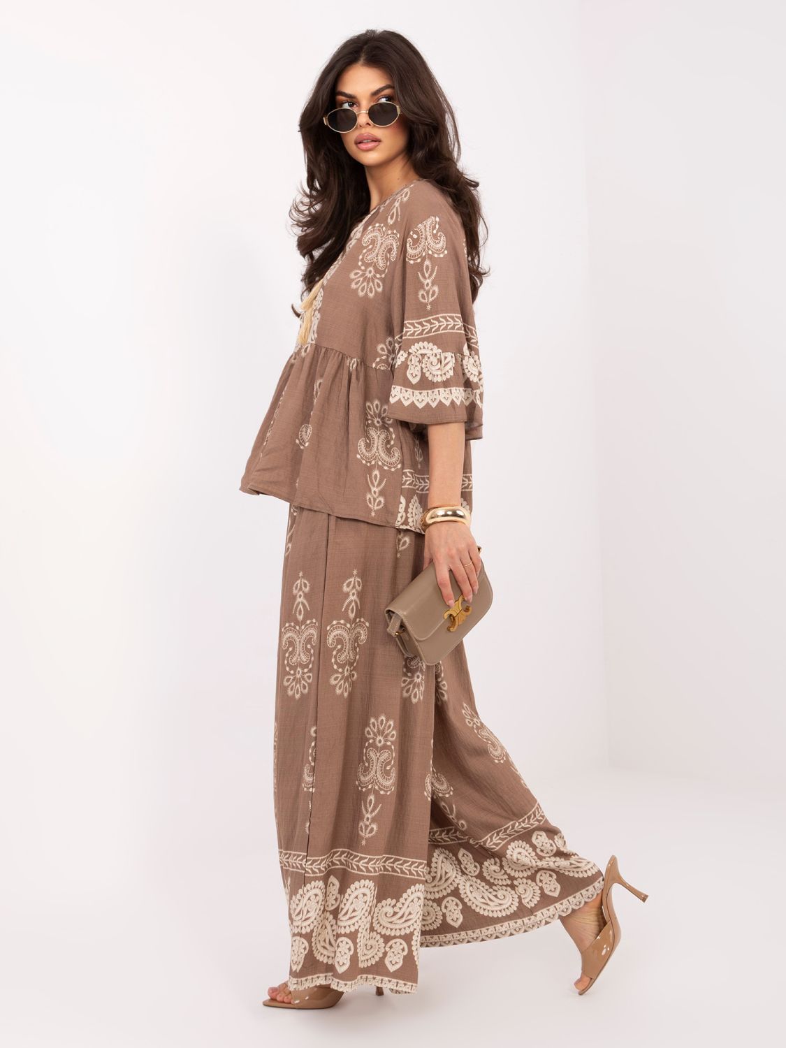 Bež komplet z vzorcem in zavezovanjem