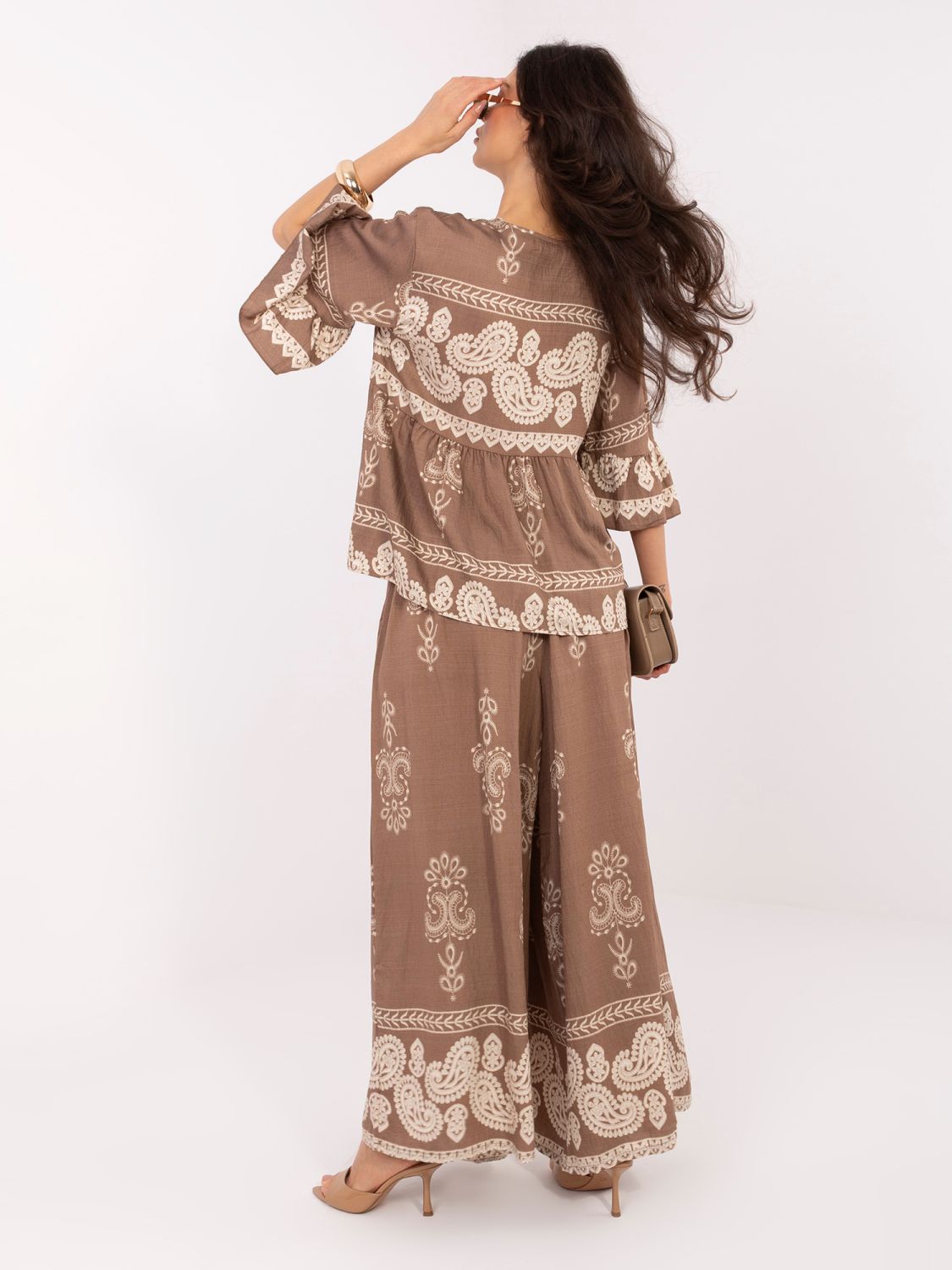 Bež komplet z vzorcem in zavezovanjem