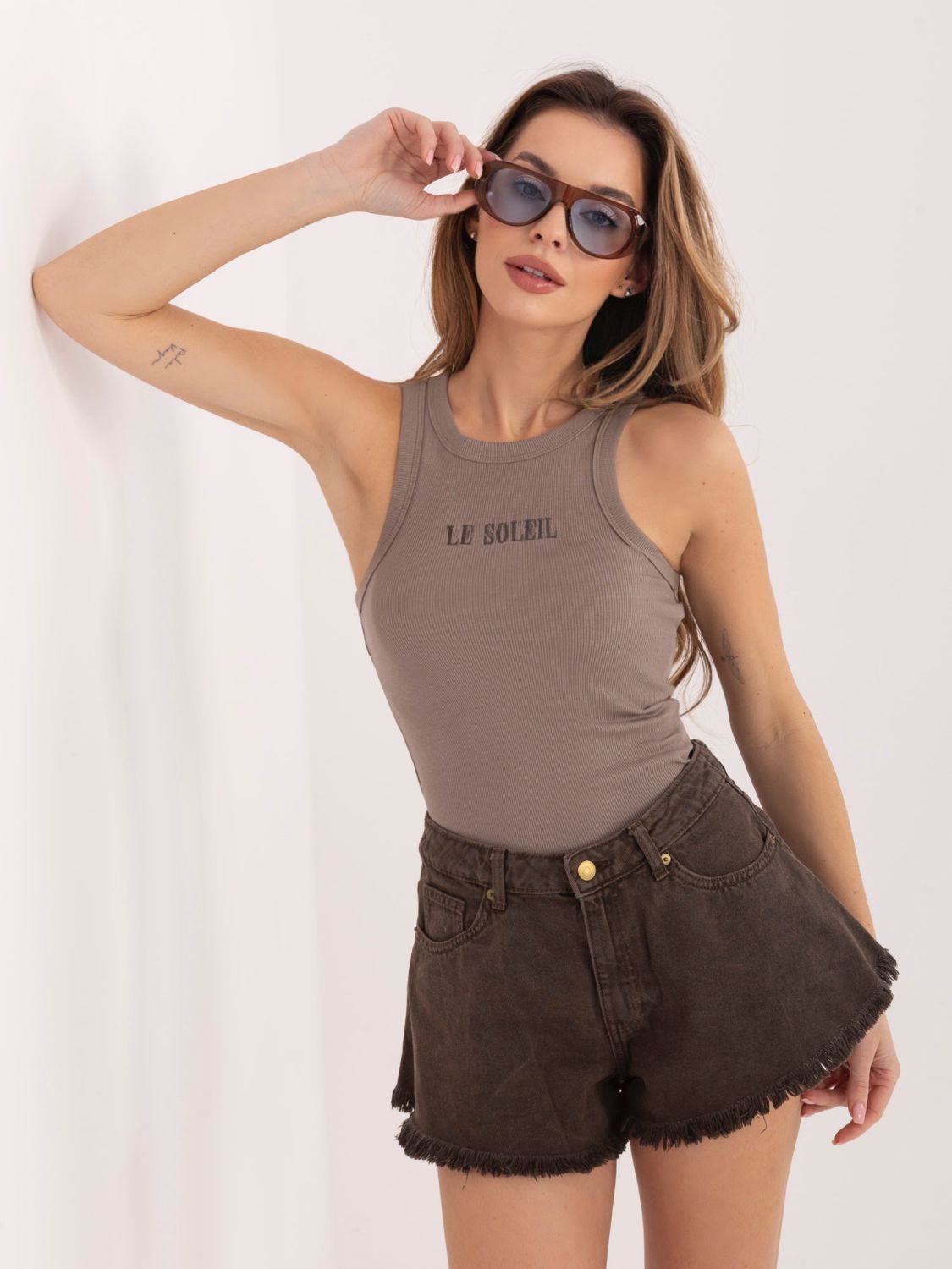 Bež top z rebrasto teksturo in vezenino