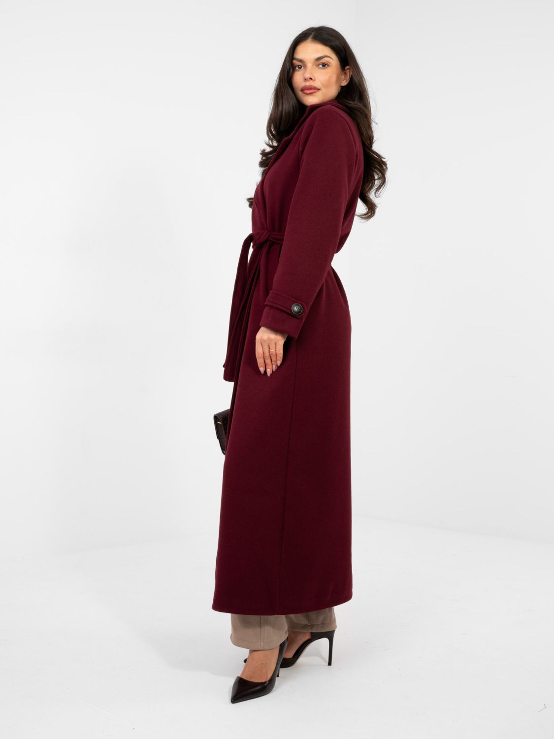 Eleganten rdeč prehodni plašč s pasom