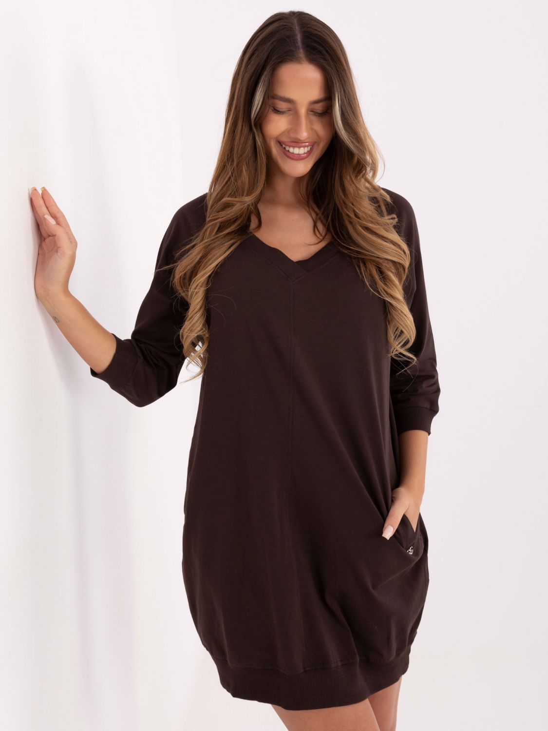 Rjava bombažna obleka s 3/4 rokavi in V-izrezom