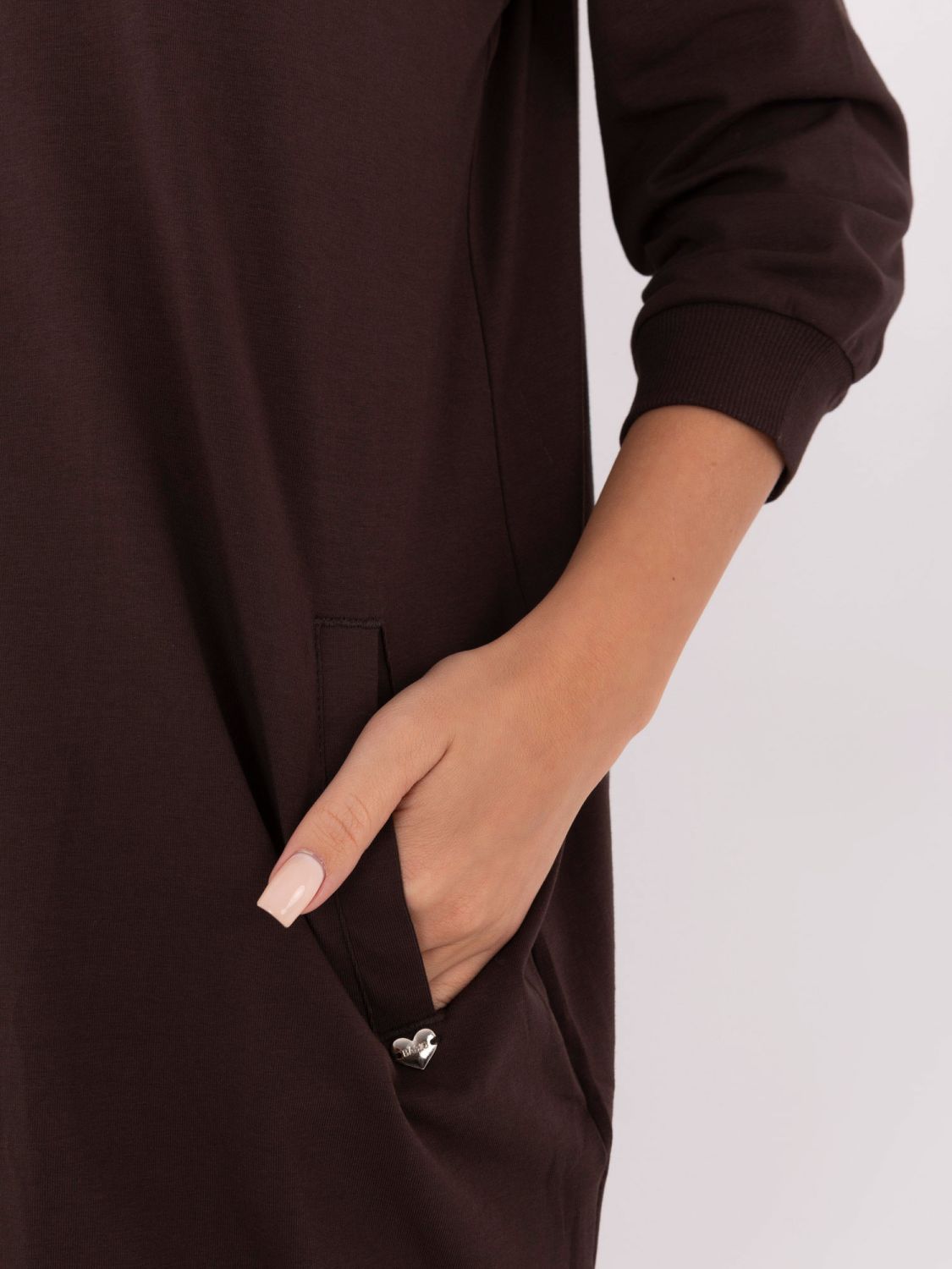 Rjava bombažna obleka s 3/4 rokavi in V-izrezom