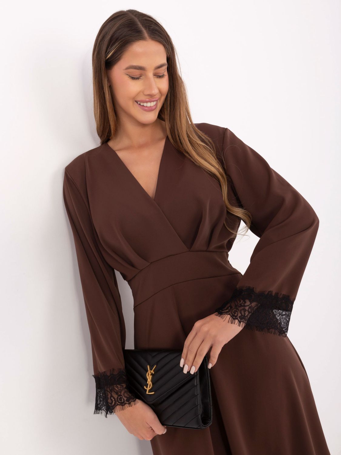 Elegantna rjava midi obleka s čipko in dolgimi rokavi