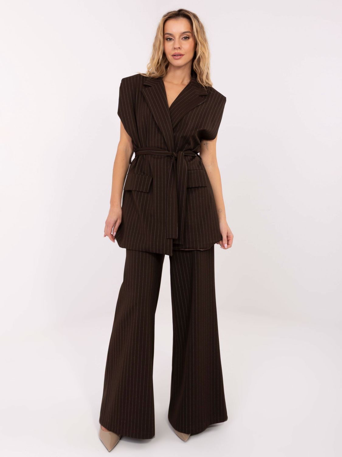Elegantni rjav črtast telovnik s pasom