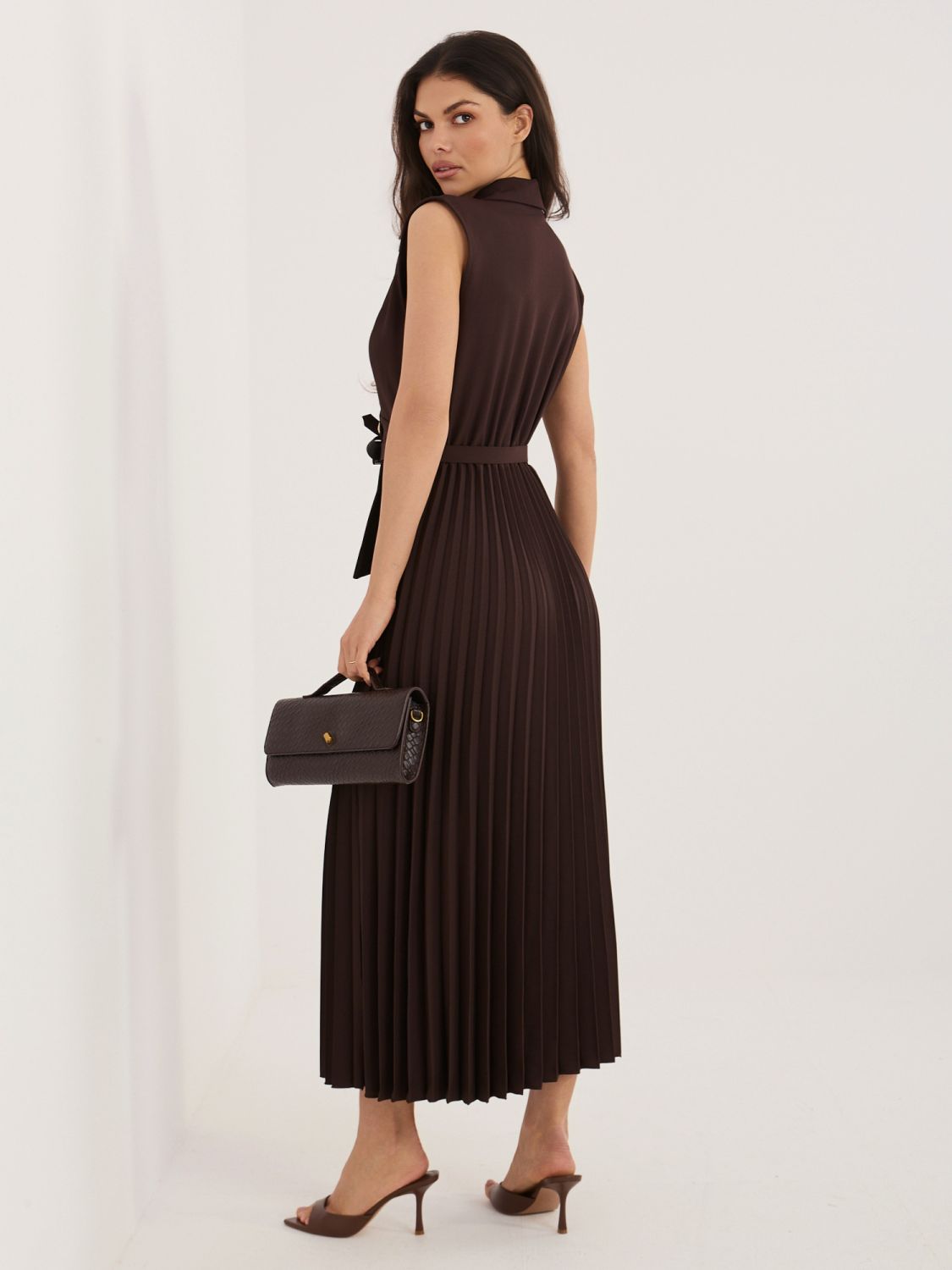 Elegantna rjava midi obleka s pasom in bleščicami