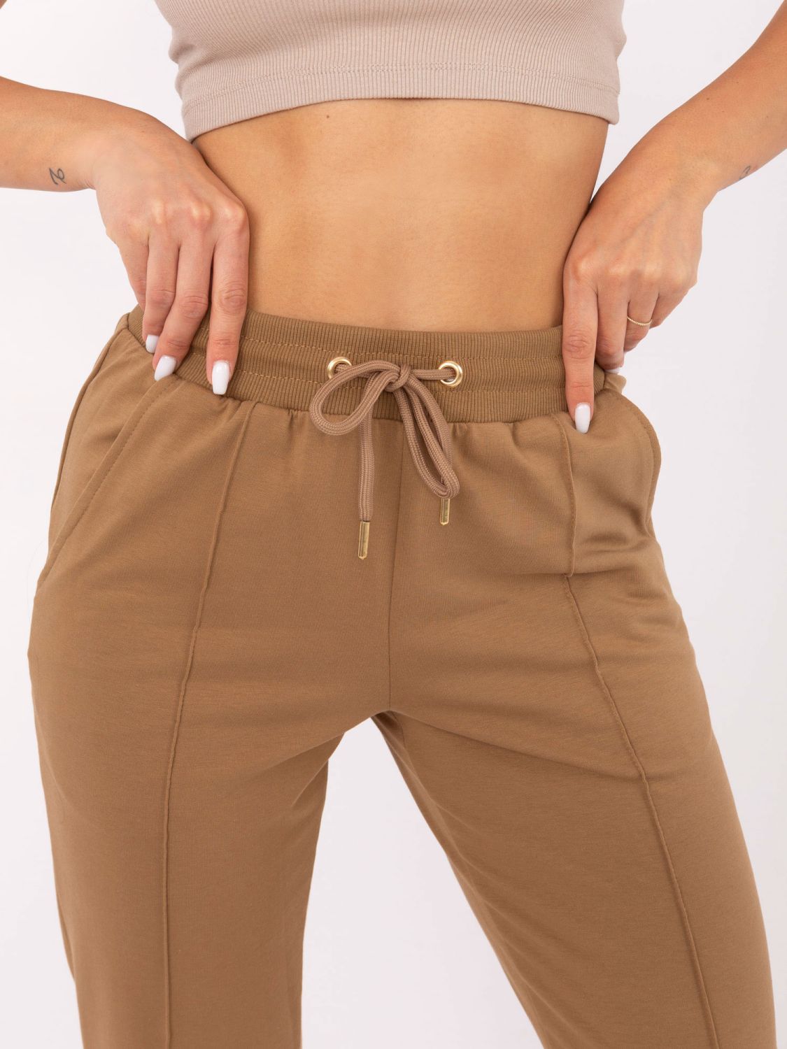 Stilne trenirke v camel barvi