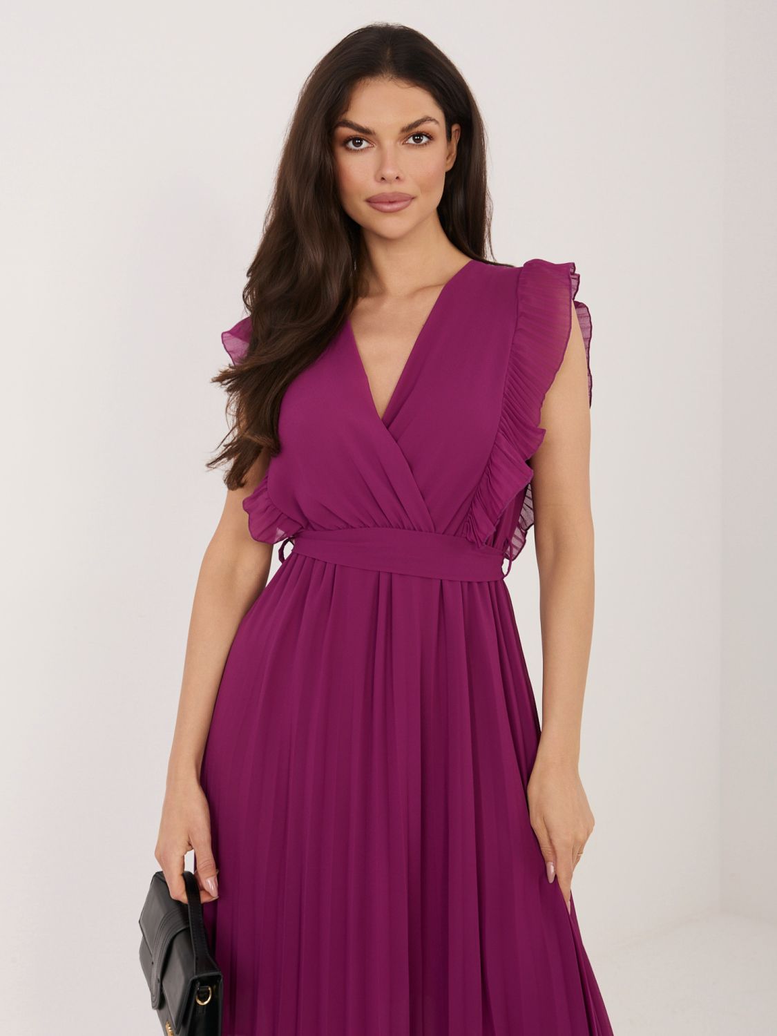 Razširjena midi obleka v temno vijolični barvi s pasom