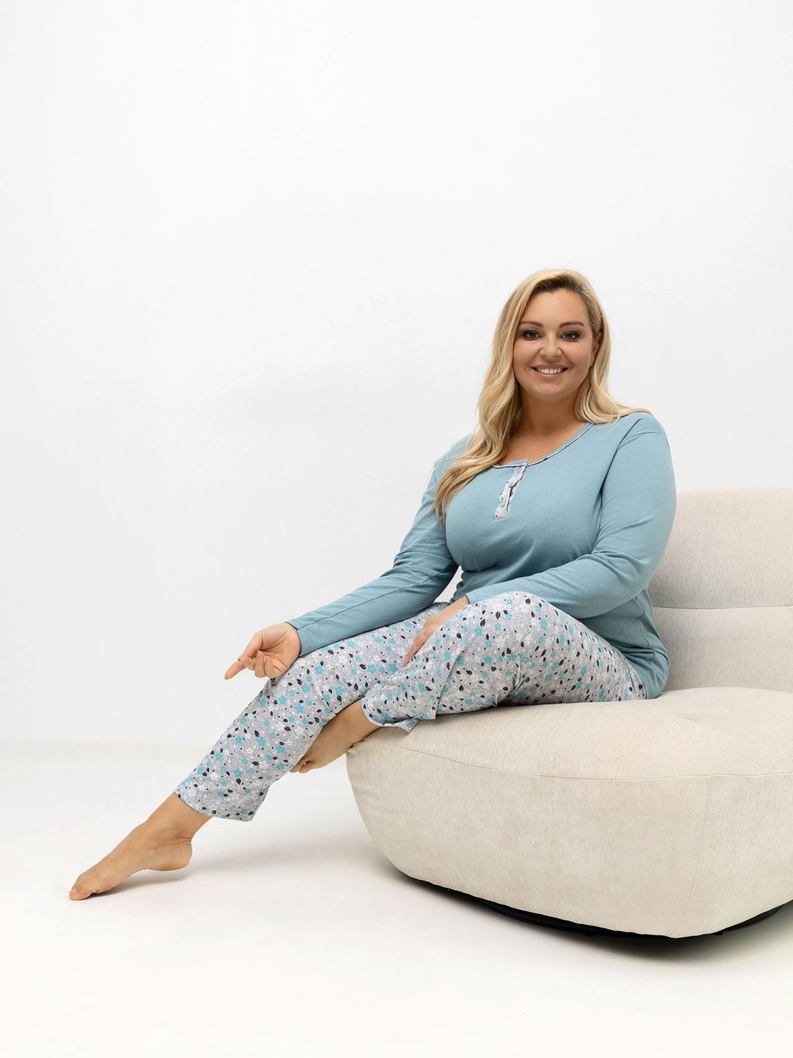 Ženska bombažna pižama s cvetličnim vzorcem in gumbi