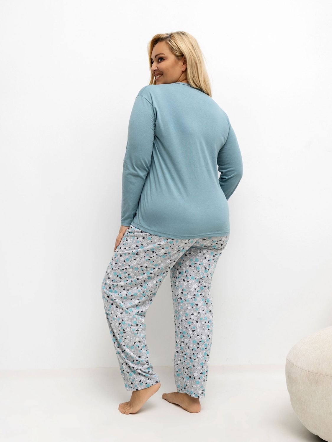 Ženska bombažna pižama s cvetličnim vzorcem in gumbi