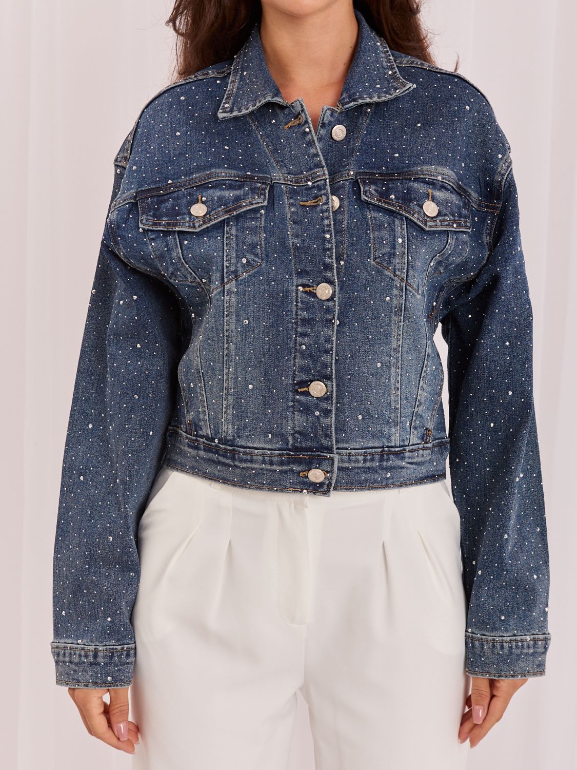 Temno modra jeans jakna z aplikacijo