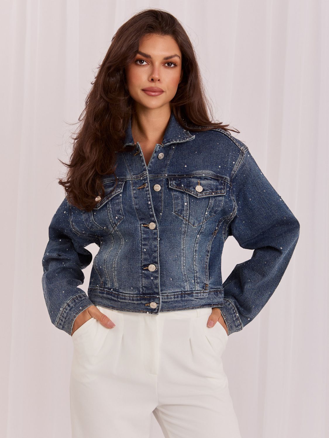 Temno modra jeans jakna z aplikacijo