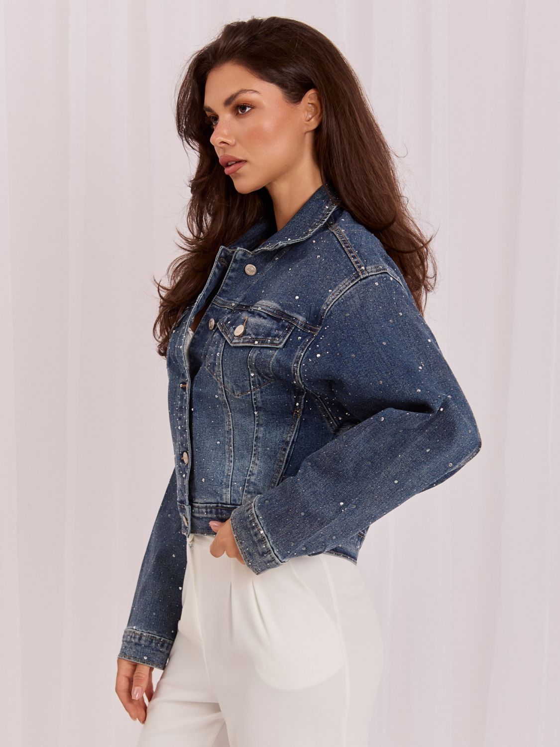 Temno modra jeans jakna z aplikacijo