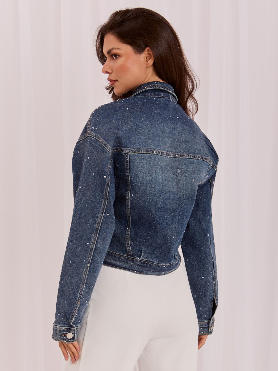 Temno modra jeans jakna z aplikacijo