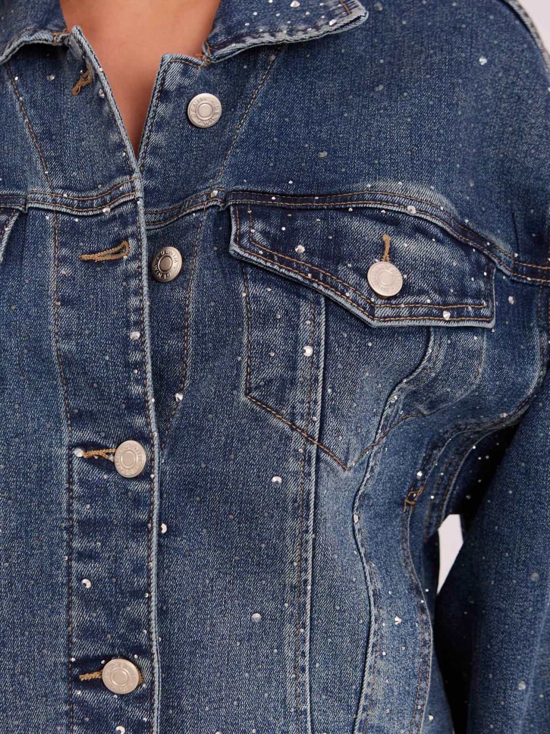 Temno modra jeans jakna z aplikacijo