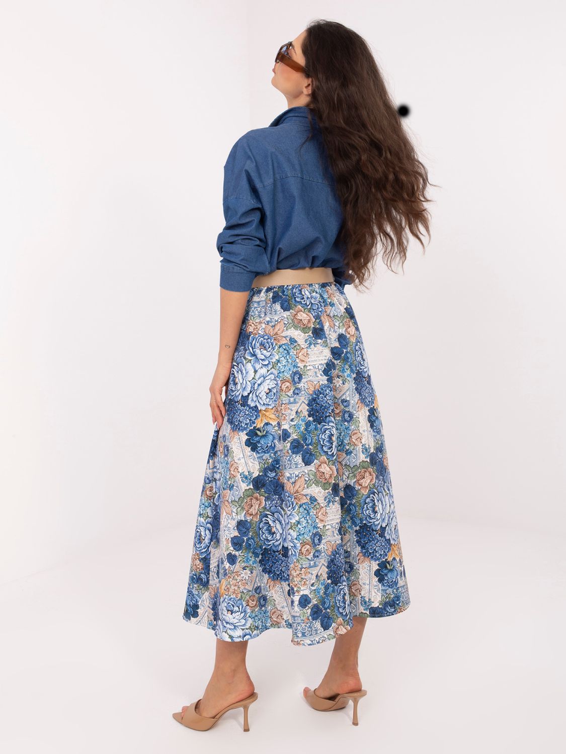 Elegantno midi krilo s cvetličnim vzorcem in pasom, temno modro