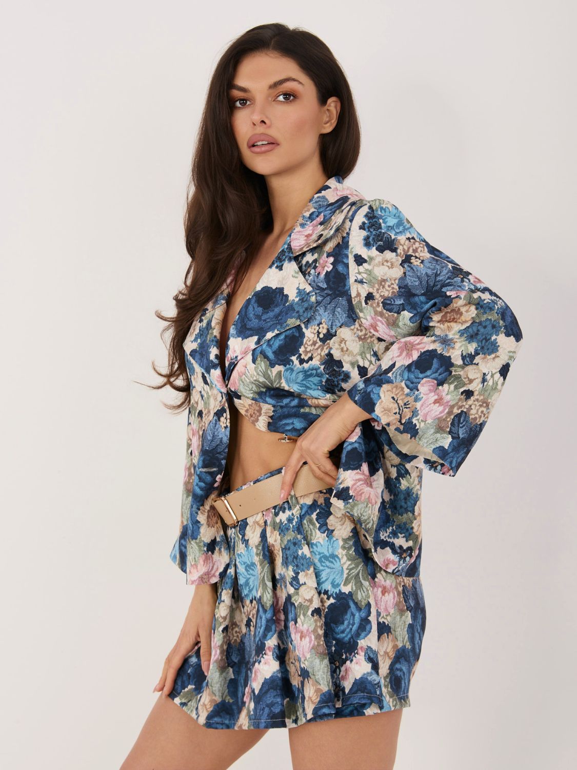 Modre kratke hlače s cvetličnim vzorcem, širokimi hlačnicami in pasom