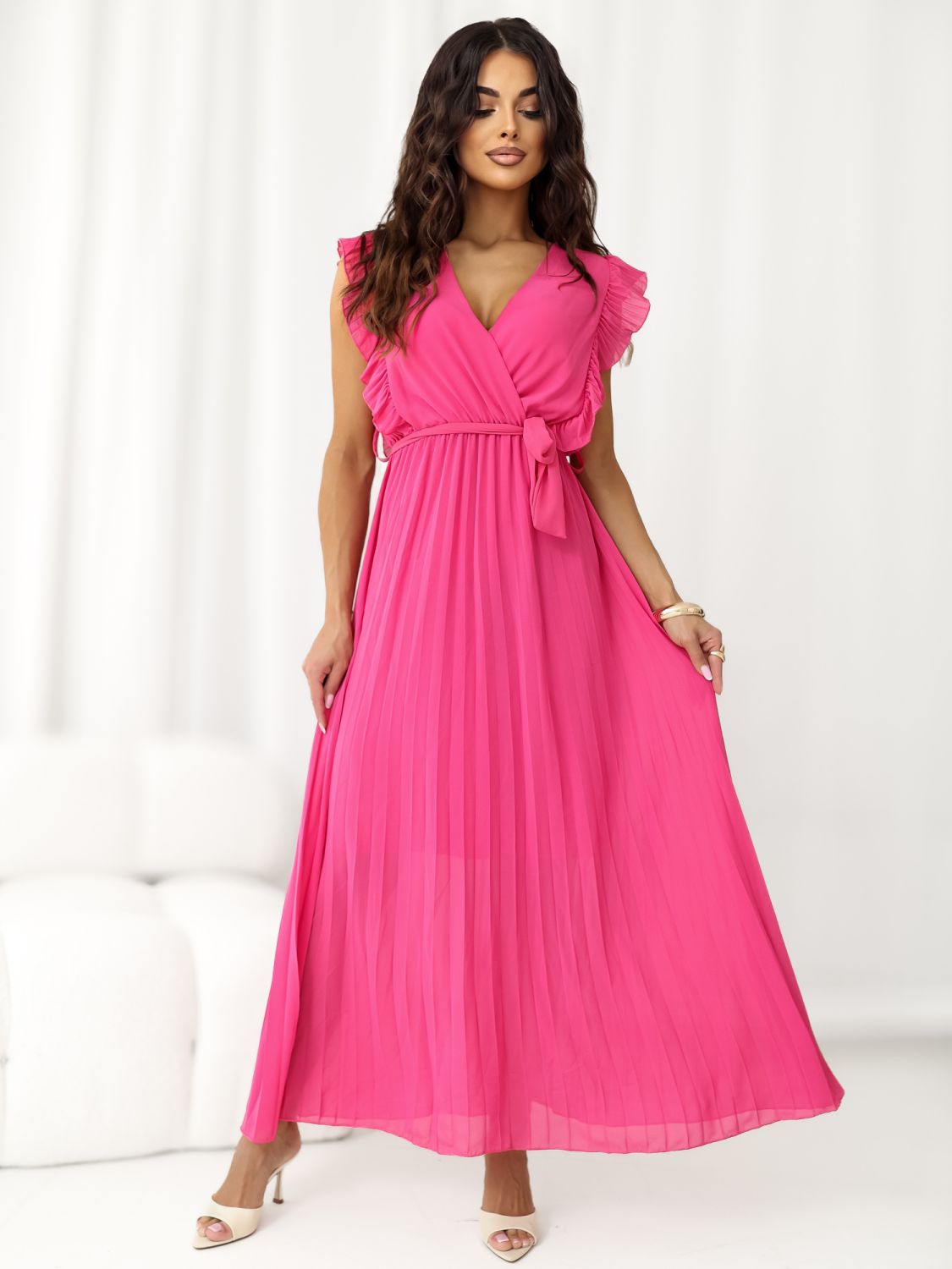 Razširjena midi obleka s pasom v temno roza barvi