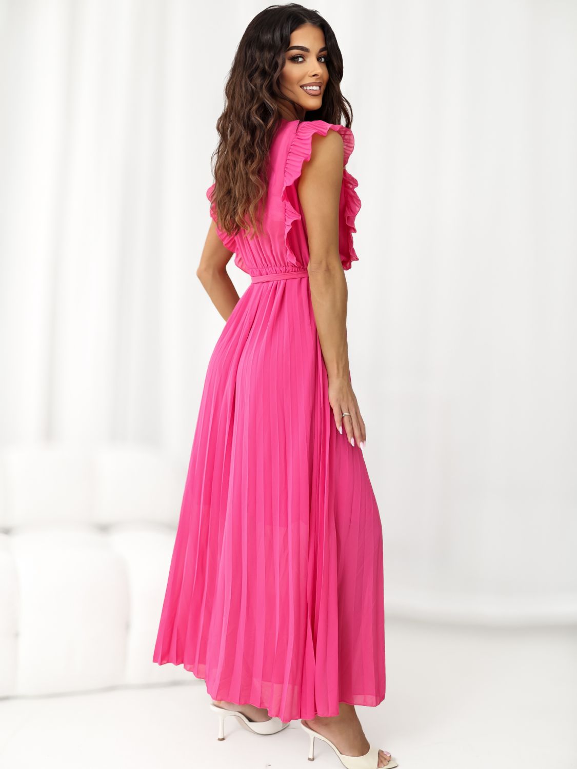 Razširjena midi obleka s pasom v temno roza barvi