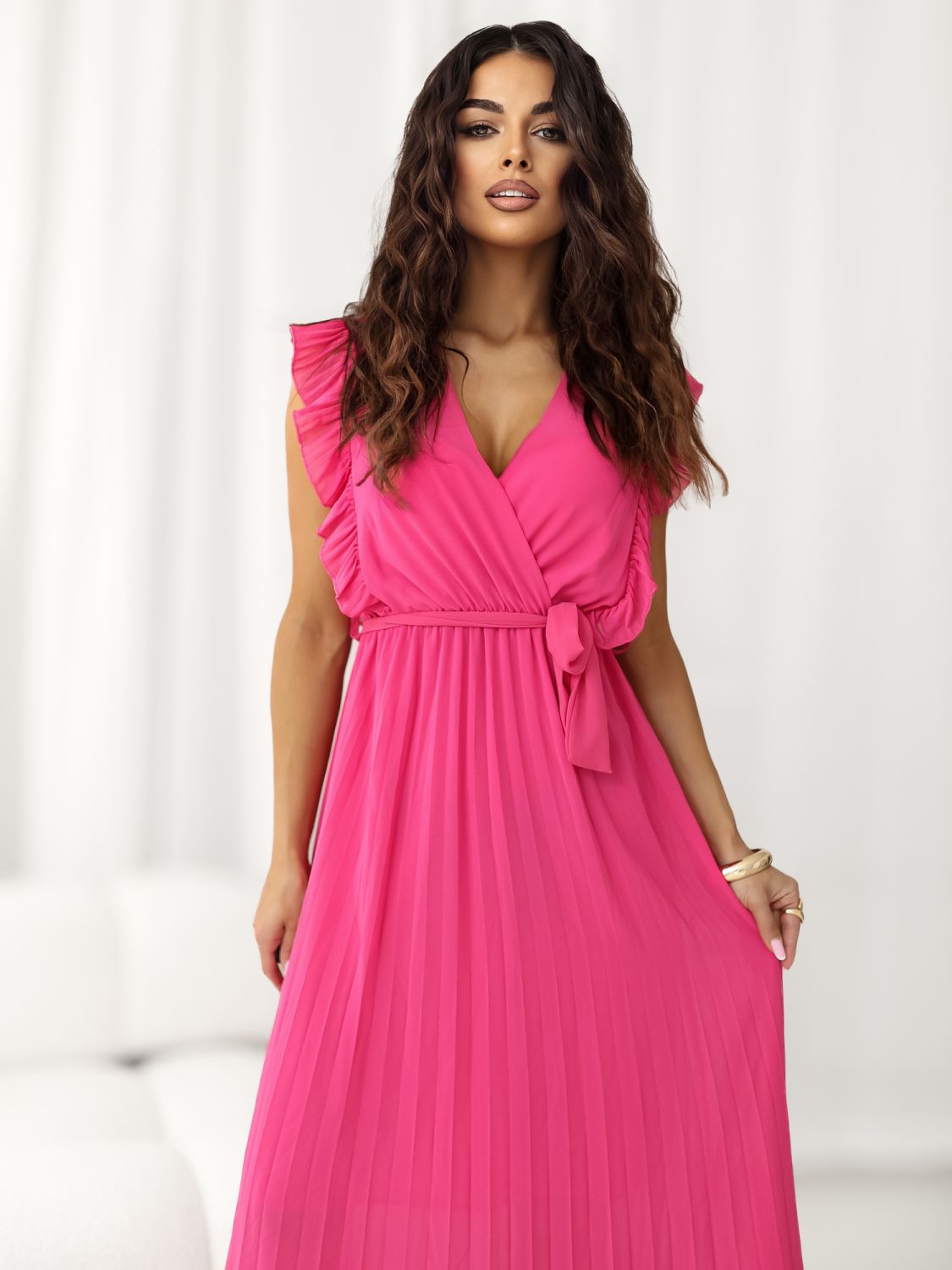 Razširjena midi obleka s pasom v temno roza barvi